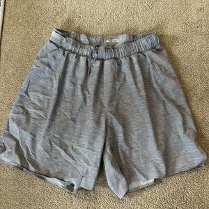 Men’s lululemon Light Gray lined Athletic Shorts - size small